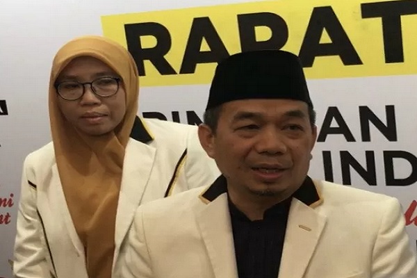 Ketua Fraksi Partai Keadilan Sejahtera di DPR RI Jazuli Juwaini (tengah) ketika ditemui saat rapat kerja Fraksi PKS di Hotel Grand Sahid Jakarta, Rabu (4-/2019)./Antara