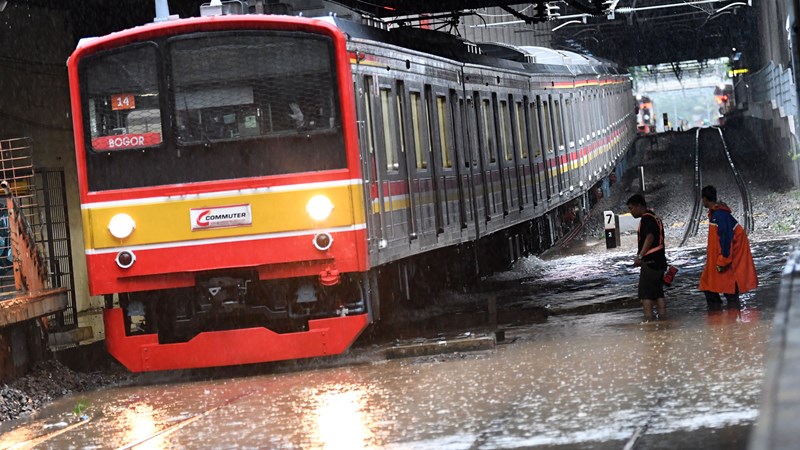 Salah satu rangkaian KRL Commuterline melintas perlahan pada jalur rel yang terendam banjir di Stasiun KA Sudirman, Menteng, Jakarta, Rabu (1/1/2020). /ANTARA -Aditya Pradana Putra