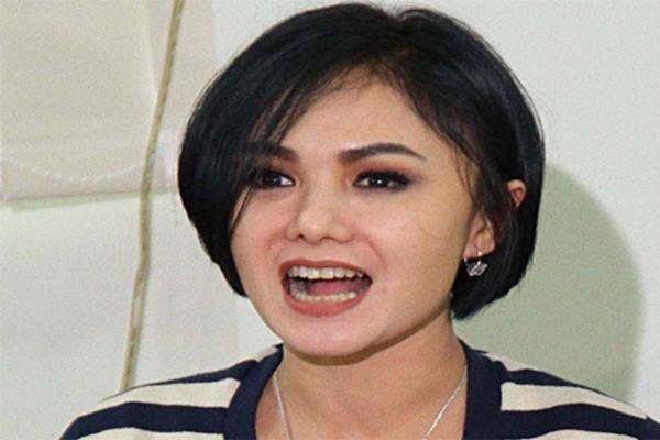  Viral Rumah Yuni Shara Juga Kebanjiran, Seksi Pakai Hotpants dan Sepatu Boot