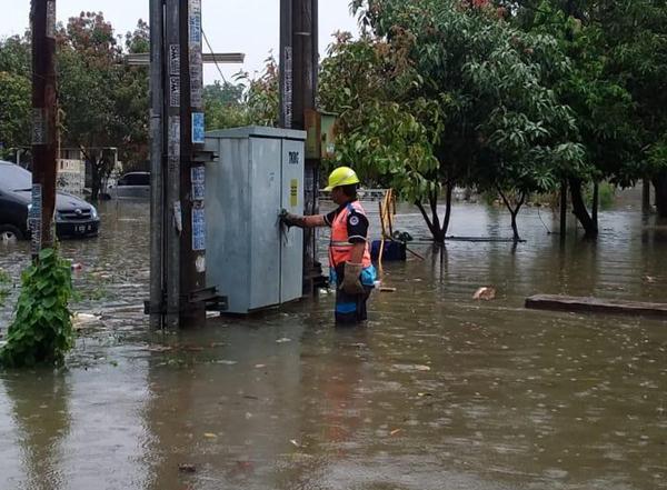  Banjir Kepung Jakarta, PLN Padamkan Sementara Listrik di Daerah Terdampak Banjir