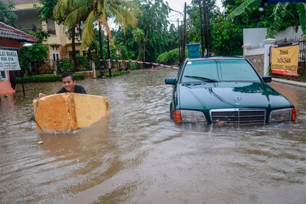  Tenda Pengungsi Korban Banjir Jaktim Disiapkan