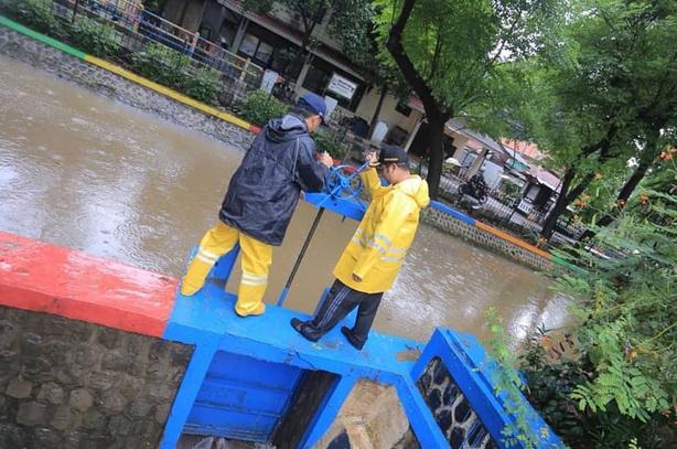  Banjir di Wilayah Tangerang, Wali Kota Arief Buka Pintu Air