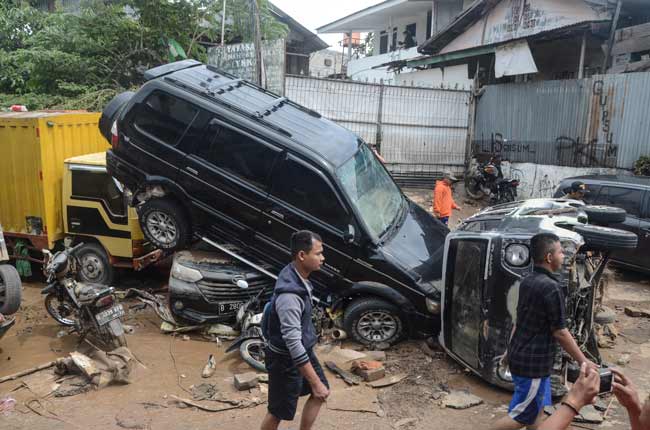  MOBIL RUSAK PASCABANJIR DI BEKASI