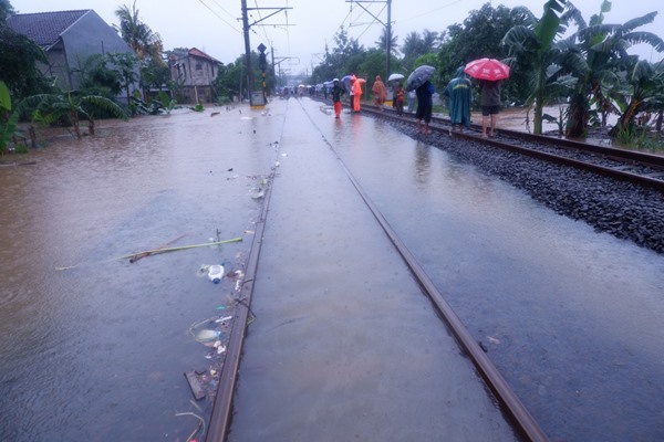  Rel Kereta masih Tergenang, Lintas Tangerang-Duri Belum Operasi Penuh