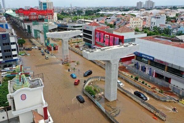  Banjir Sebabkan Gangguan Instalasi Pengolahan Air di Jakarta