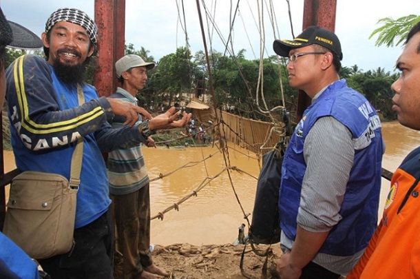  Wagub Banten Pantau Langsung Evakuasi Warga Terisolir Akibat Banjir