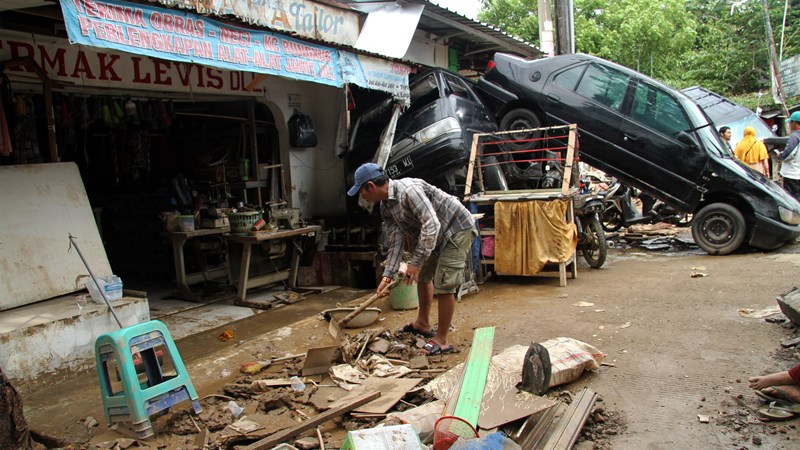  Hati-hati Penyakit Mengintai Pasca Banjir Menerjang