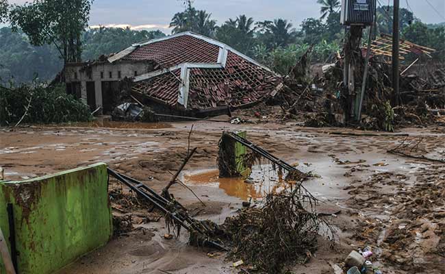  BANJIR BANDANG TERJANG RUMAH WARGA DI LEBAK