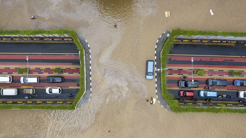  Banjir Tak Datangkan Respon Negatif yang Berlebihan di Pasar Modal