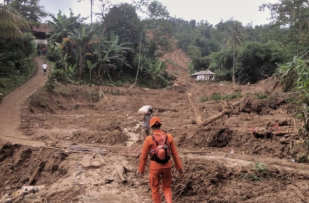  Longsor di Bogor Isolir 11 Desa dan Tiga Orang Hilang Tertimbun Tanah