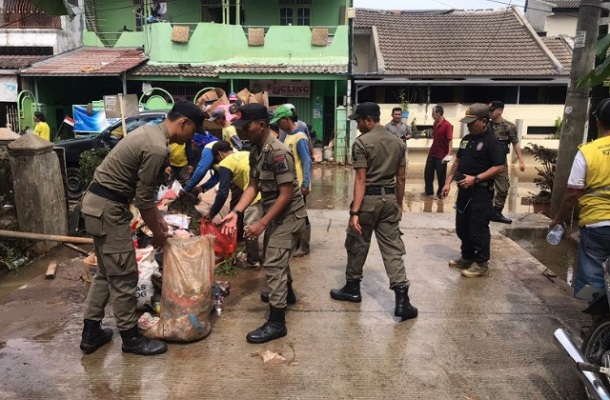  221 Titik Banjir Surut, Satpol PP Tangerang Tetap Disiagakan di Pemukiman