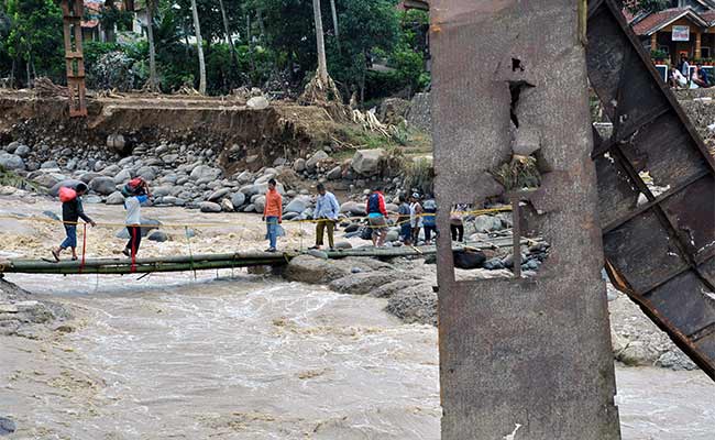  JEMBATAN AMBRUK AKIBAT BANJIR BANDANG