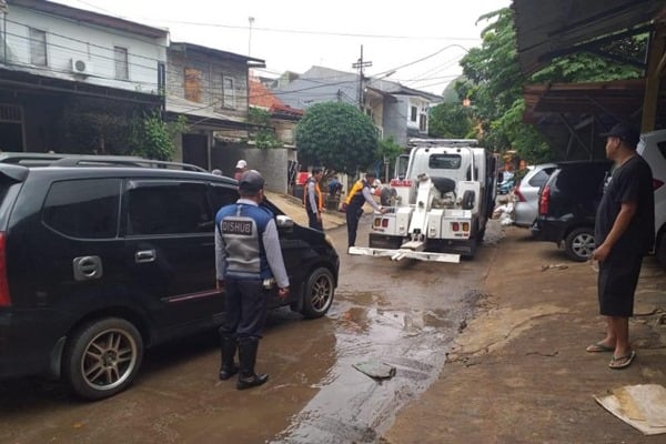  Sudinhub Jaksel Bantu Derek Mobil Terendam Air, Gratis