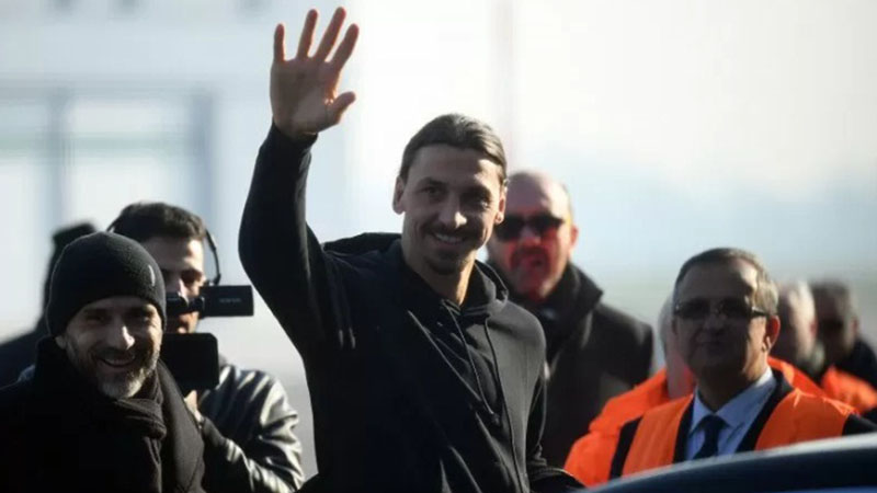  Ibrahimovic Pakai Jersey Nomor 21 di Milan, Eks-Pirlo