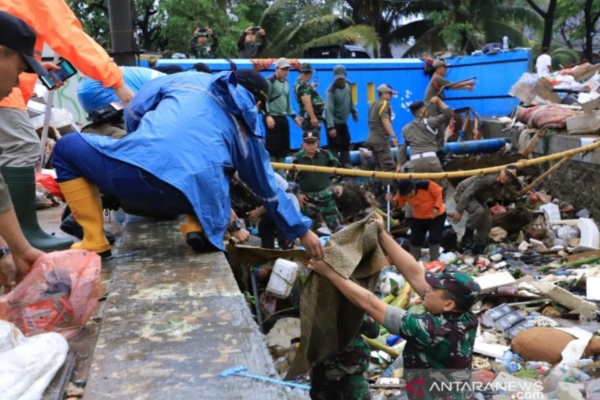  Seribu Petugas Gabungan Bersihkan Sampah Bekas Banjir Tangerang