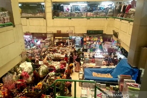  Pasar Jatinegara Kembali Bergeliat Empat Hari Seusai Banjir