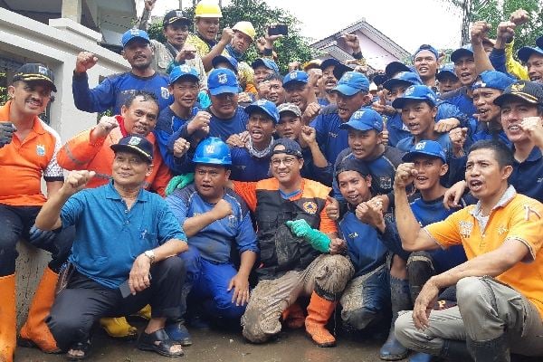  Gaya Anies Bersih-Bersih di Wilayah Bekas Banjir 2,5 Meter