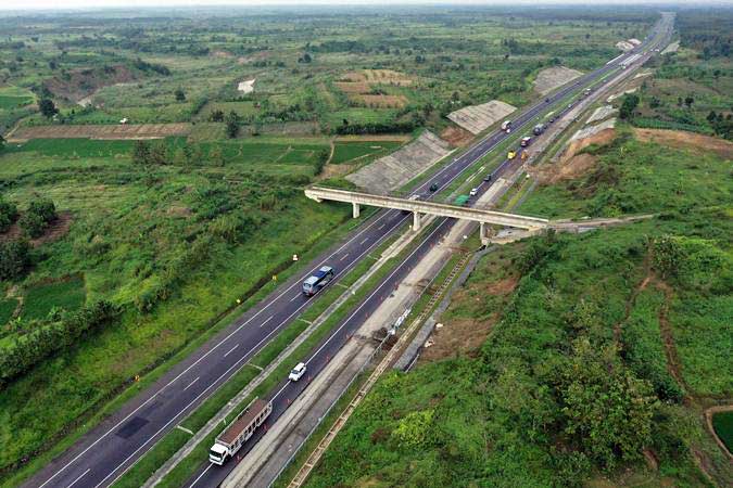 Foto udara perbaikan jalan tol Cipali Kilometer 141, Jawa Barat, Minggu (12/5/19)./ANTARA-Puspa Perwitasari