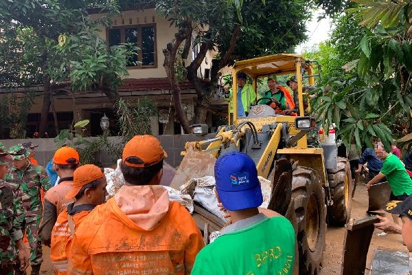  BPRD DKI Jakarta Lanjutkan Kerja Bakti Angkut Sampah Banjir