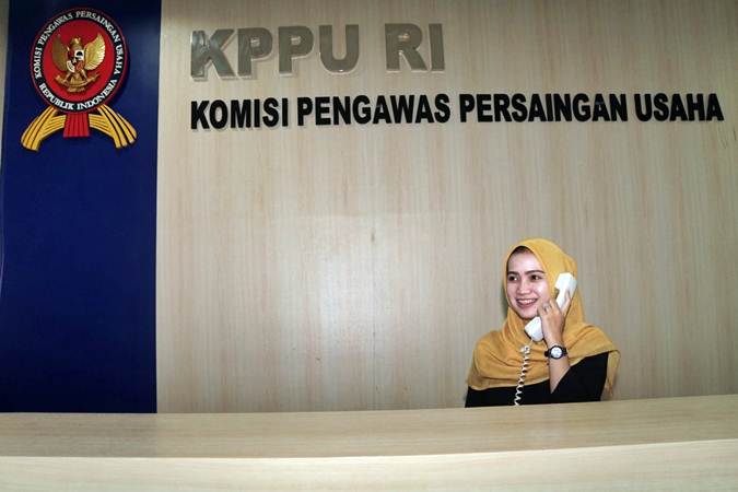 Karyawati menerima telepon di kantor Komisi Pengawas Persaingan Usaha (KPPU), di Jakarta, Kamis (18/7/2019)./Bisnis-Himawan L Nugraha