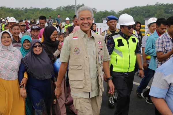  Ganjar Resmikan Jembatan Dikawal Ibu-Ibu dan Guru Honorer di Pekalongan