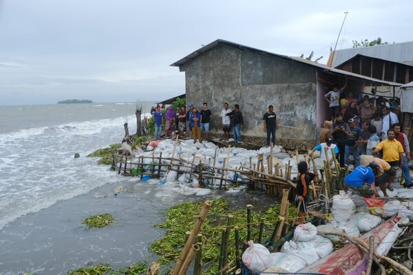 Warga Desa Mappakalompo, Kecamatan Galesong memanfaatkan karung berisi pasir untuk mencegah terjadinya abrasi di Pantai Galesong.
