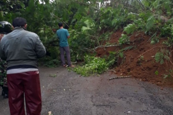  Tanah Longsor, Hindari Jalan Wanayasa—Batur dan Banjarnegara—Karangkobar