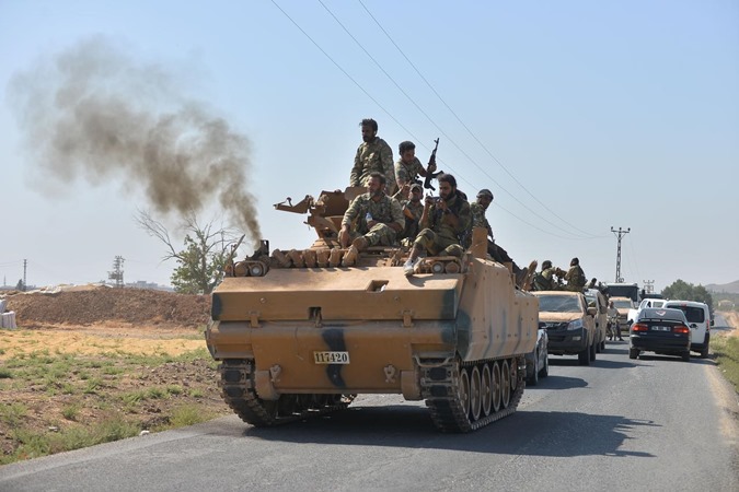 Anggota Tentara Nasional Suriah, yang dikenal sebagai Free Syrian Army, berkendara untuk menyeberang ke Suriah dekat kota perbatasan Turki Ceylanpinar di provinsi Sanliurfa, Turki, 10 Oktober 2019./REUTERS-Stringer.