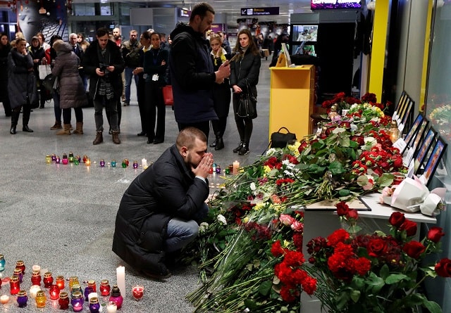 Kerabat anggota awak pesawat Boeing 737-800 Ukraine International Airlines yang jatuh di Iran. Mereka berkabung di Bandara Internasional Boryspil. / Reuters