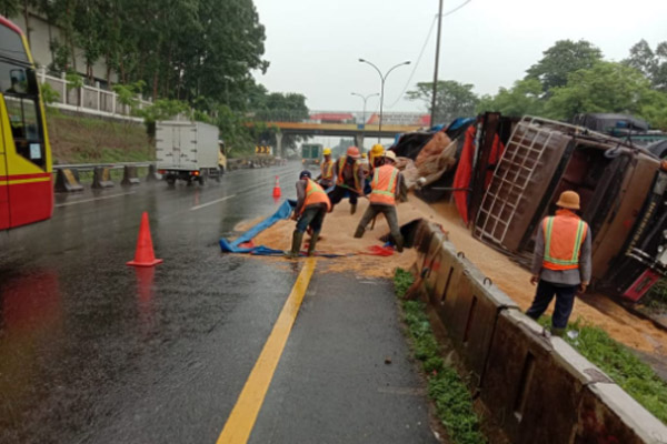  Tol Tangerang-Merak Tersendat, Ada Truk Terguling di KM 39