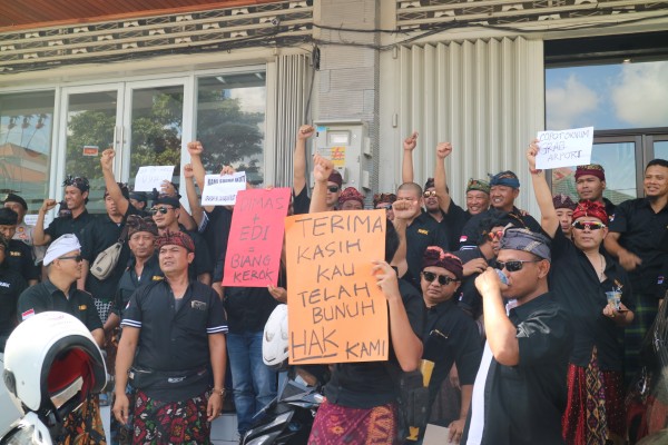 Ratusan Driver Bandara Bali Gelar Aksi di Kantor Grab, Ini Tuntutannya