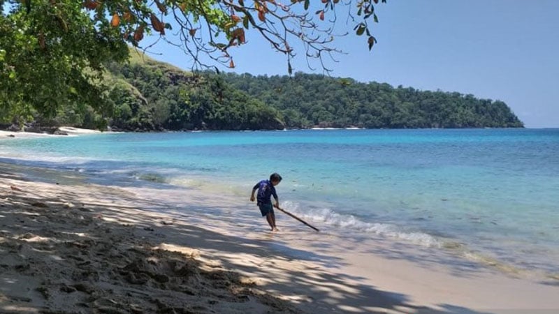 Pantai Pulisan di Kecamatan Likupang Timur, Kabupaten Minahasa Utara, Sulawesi Utara, lokasi KEK Pariwisata Likupang./Antara