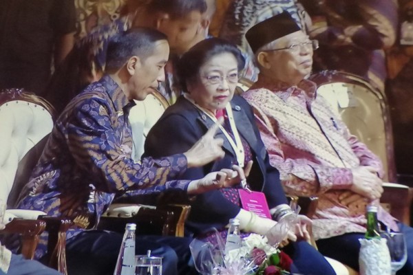  Megawati Puji Risma di Hadapan Presiden Jokowi