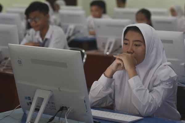 Ilustrasi. Sejumlah siswa mengikuti Ujian Nasional Berbasis Komputer (UNBK) di SMAN 2 Surabaya, Jawa Timur, Senin (10/4). ANTARA FOTO/Zabur Karuru.  