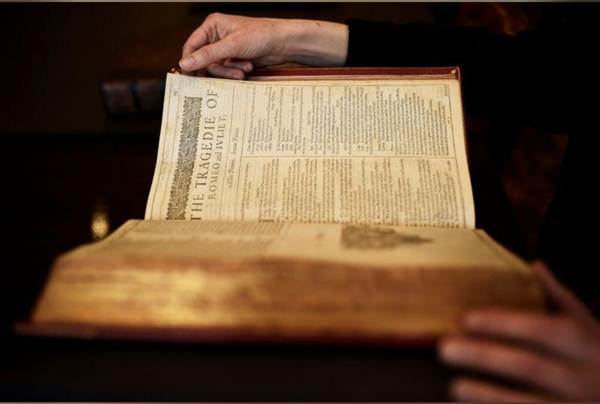 Edisi Folio Pertama dari karya-karya William Shakespeare yang secara keseluruhan berjumlah 36 naskah drama./Reuters
