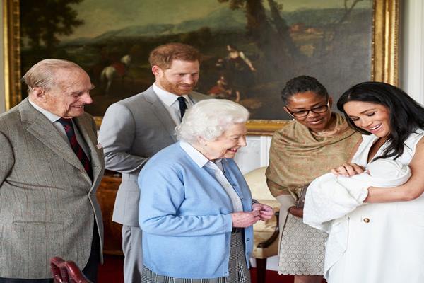  Ratu Elizabeth dan Keluarga Kerajaan Inggris Bahas Masa Depan Pangeran Harry dan Meghan Markle   