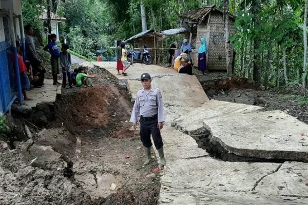  Jalan Desa Sepanjang 100 Meter di Cianjur Amblas Sedalam 1 Meter