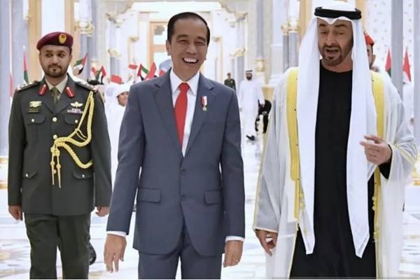 Keakraban antara Presiden Jokowi dengan Putra Mahkota Mohamed Bin Zayed di Istana Qasr Al Watan./Antara