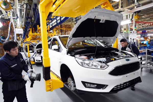 Pekerja merakit kendaraan di pabrik Changan Ford, perusahaan patungan antara Changan Automobile dan Ford Motor Company, di Harbin, provinsi Heilongjiang, China/REUTERS