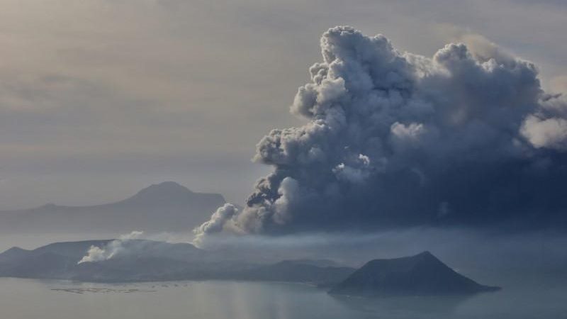  Erupsi Gunung Taal Lumpuhkan Ibu Kota Filipina