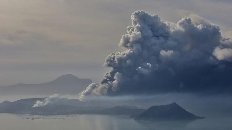  Gunung Taal Meletus, Indonesia Tidak Terdampak. 170 WNI Akan Dievakuasi