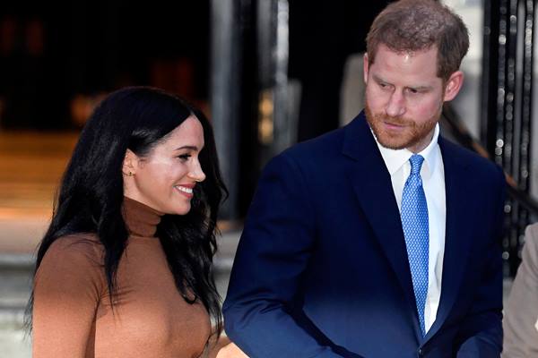  Ratu Inggris Adakan Rapat Krisis Harry & Meghan