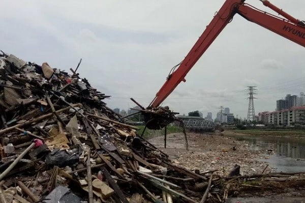  Volume Sampah di Pintu Air Karet Naik 6 Kali Lipat