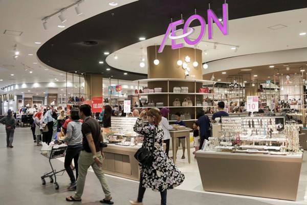 Pengunjung berbelanja di AEON MALL yang resmi dibuka, di Jakarta Garden City, Sabtu (30/9)./JIBI-Felix Jody Kinarwan