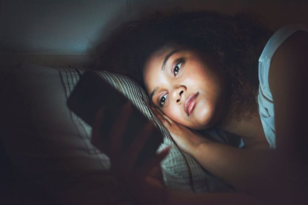  6 Dampak Buruk Main Ponsel Sebelum Tidur 