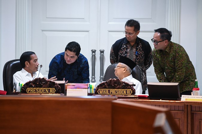 Presiden Joko Widodo (kiri) berbincang dengan Wakil Presiden Ma'ruf Amin (tengah), Menteri BUMN Erick Thohir (kedua kiri) dan Wamen BUMN Budi Gunadi Sadikin (kedua kanan) dan Kartika Wirjoatmodjo (kanan) sebelum memimpin rapat kabinet terbatas di Kantor Presiden Jakarta, Rabu (30/10/2019)./ANTARA-Wahyu Putro A