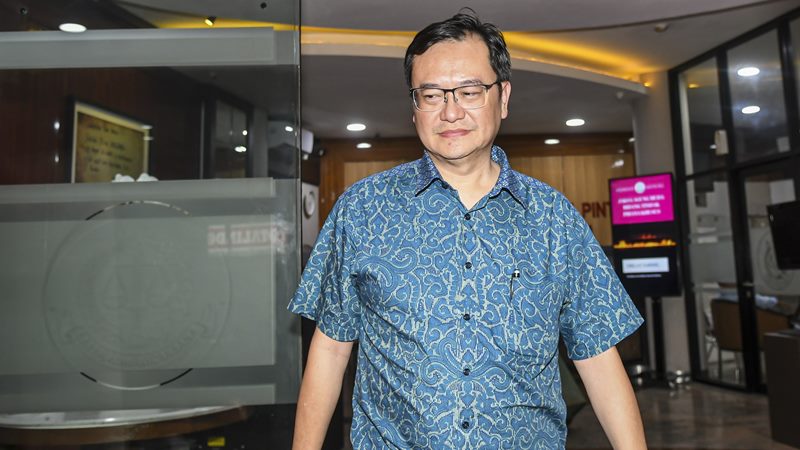 Komisaris PT Hanson International Tbk (MYRX) Benny Tjokrosaputro berjalan meninggalkan gedung bundar Kejaksaan Agung usai diperiksa sebagai saksi di Jakarta, Senin (6/1/2020)./ ANTARA - Nova Wahyudi