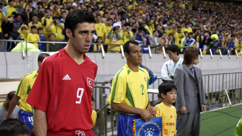 Hakan Sukur (kiri) dan Cafu/Fifa.com