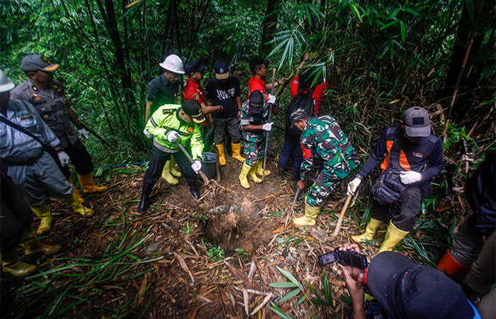  PENUTUPAN TAMBANG EMAS ILEGAL