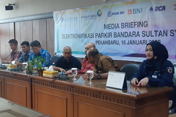  Mulai 1 Februari, Parkir di Bandara SSK II Pakai Nontunai